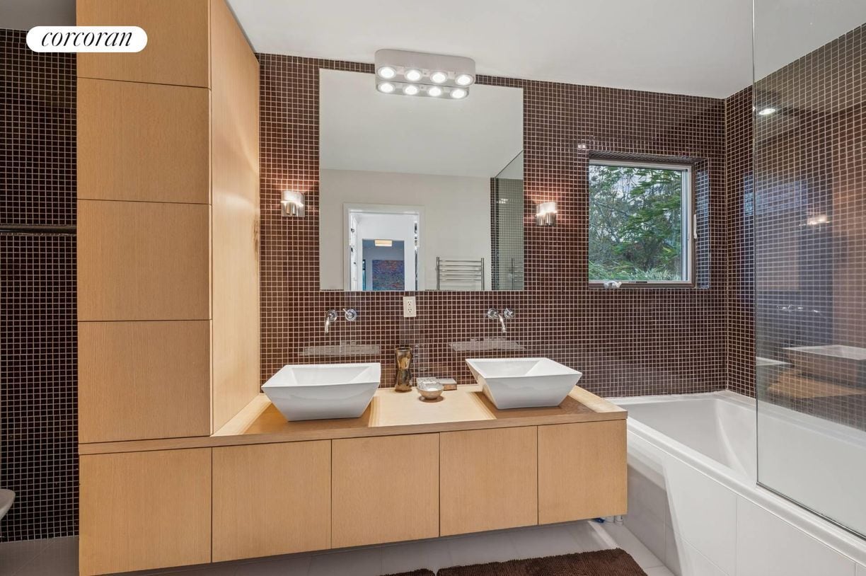 Building Photo - 10 Three Mile Harbor Hog Creek Rd