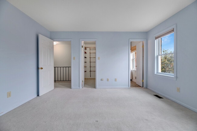 Building Photo - 1053 N George Mason Dr