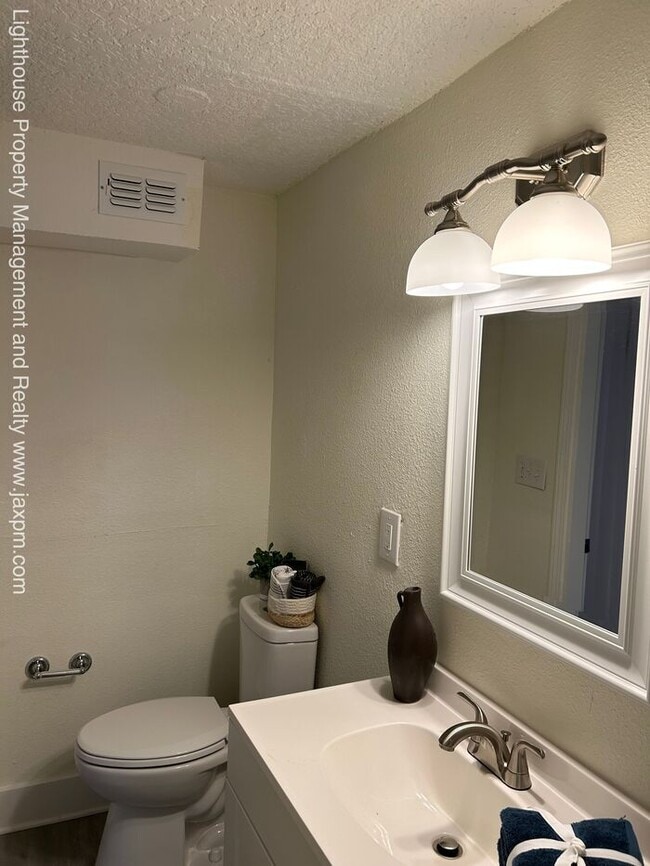 Building Photo - Beautiful 5 Bedroom Home With Modern Updates Throughout