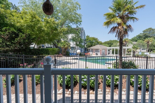 Building Photo - MOVE IN READY 2-bedroom in Virginia Beach!