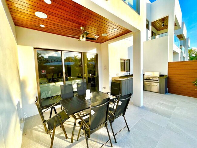 Building Photo - 648 NE 16th Terrace