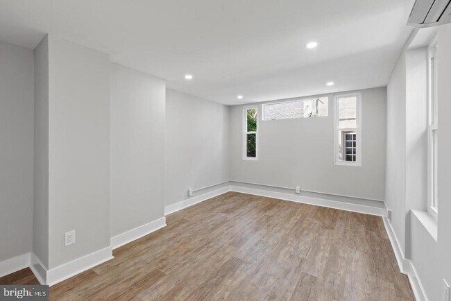 Building Photo - 256 S 11th St