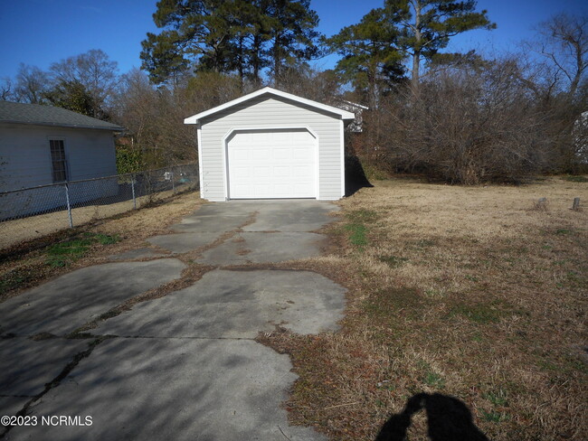 Building Photo - 104 Greencrest Cir