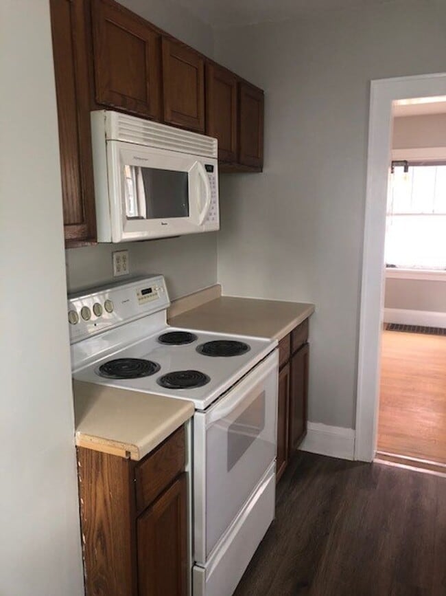 Building Photo - $1,350| 3bd 2Ba|1621 Badger | Available 11...