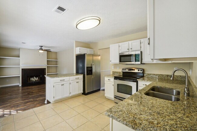 Kitchen and keeping room - 7016 Grinder Drive