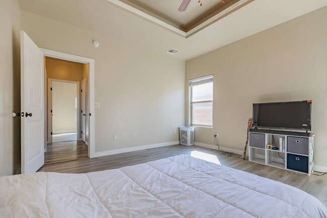 Building Photo - Beautiful 3 Bed 2 Bath Home