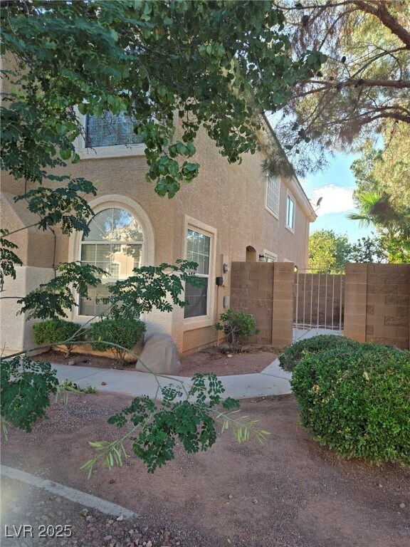Building Photo - 10173 Quaint Tree St