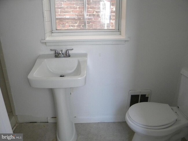 Building Photo - 935 S Charles St