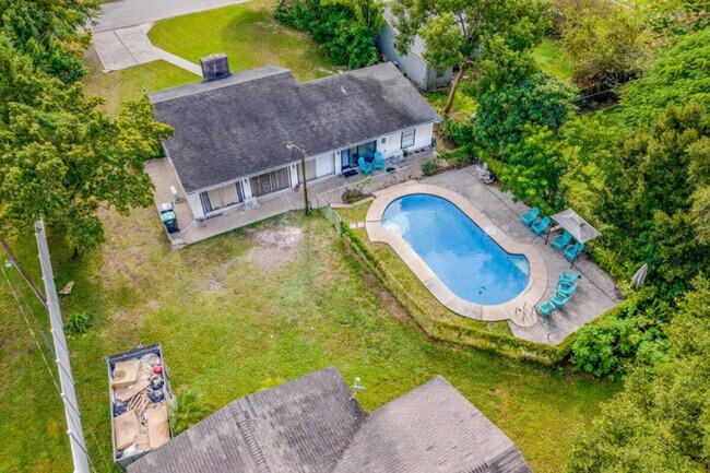 Building Photo - 2233 E Kaley Ave