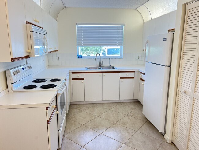 Building Photo - Great first floor Condo - Annual Lease