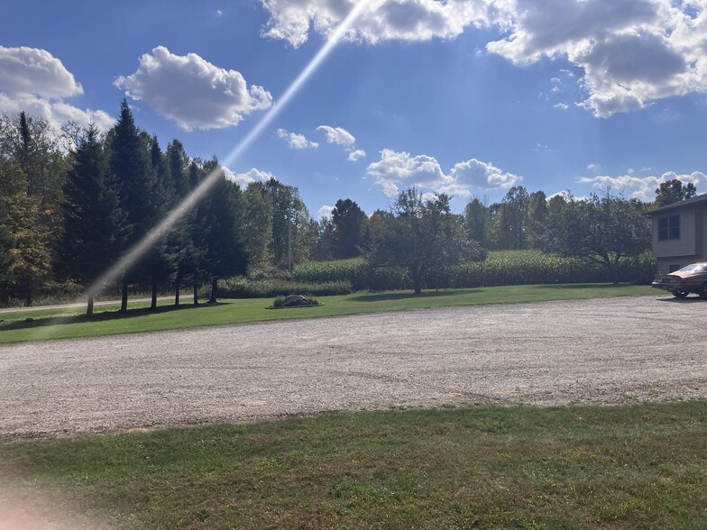 Gravel driveway - N5223 Tamarack Ln