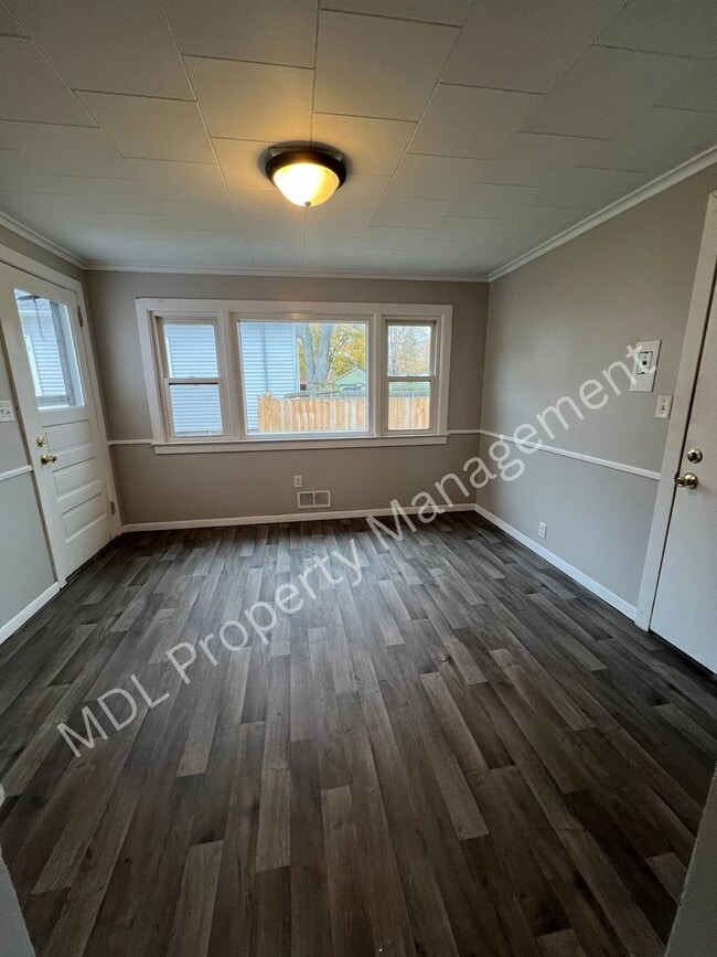 Building Photo - Spacious 5-Bedroom Home- This won't last l...