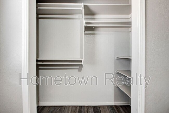 Building Photo - 1713 Hillcrest Dr