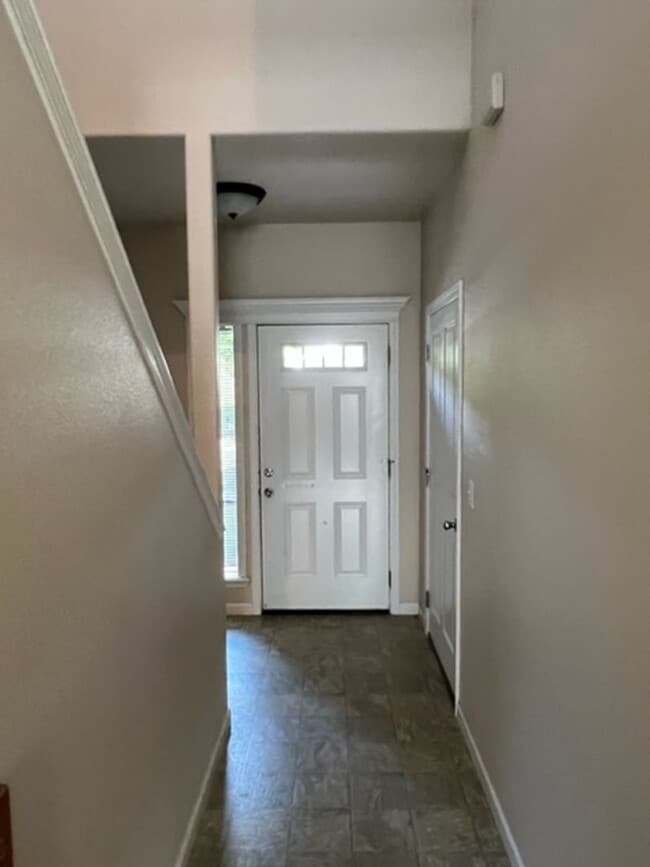 Building Photo - 3 BEDROOM TOWNHOME/ FENCED YARD/ ATTACHED GARAGE