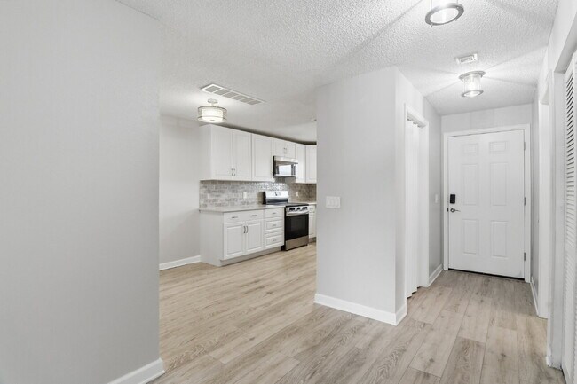 Building Photo - $1,495.95 - 1 Bed, 1 Bath Updated Unit in Westminster with In Unit Washer/Dryer!