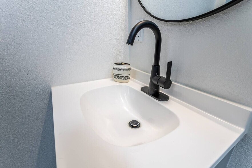 Building Photo - 5343 Hermosa St