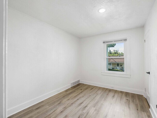Building Photo - AVAILABLE OCT 1st! Don't miss this RENOVATED 2 bedroom in Penn Hills!