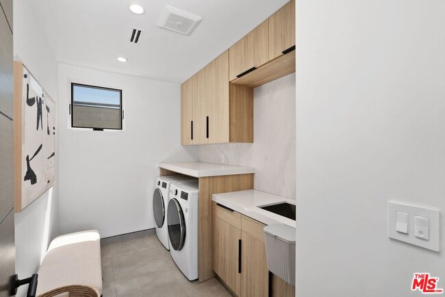 Building Photo - 714 N La Jolla Ave