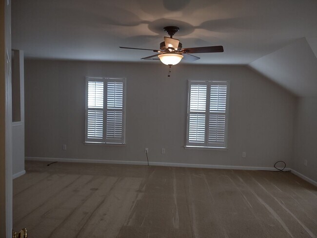 Building Photo - Beautiful and Charming! You Want it and Th...