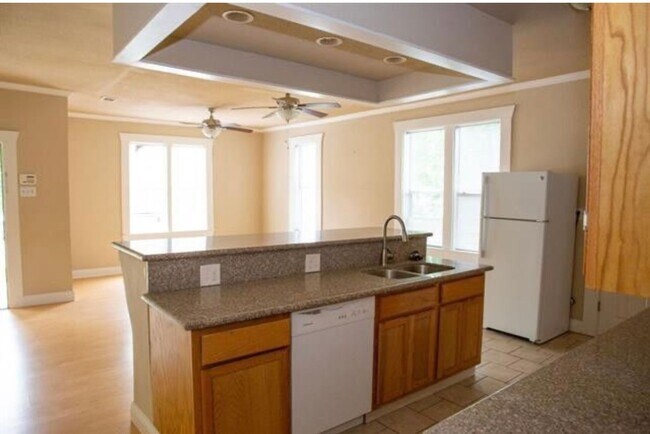 Building Photo - Spacious and Cute!!