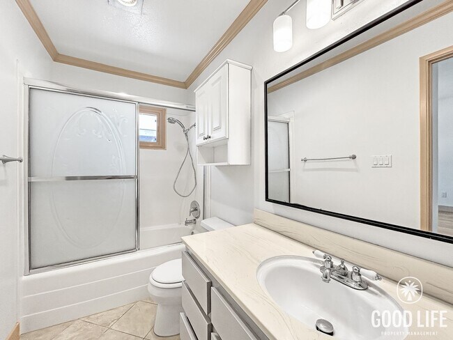 Building Photo - Beautiful 2B/1.5BA Condo W/ AC & Reserved Parking in Point Loma!