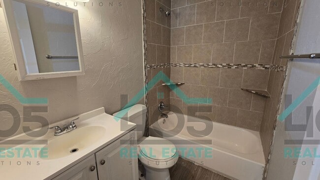 Building Photo - 3 Bedroom in MWC!