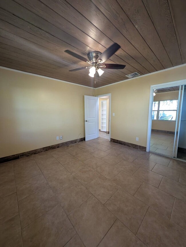 Building Photo - 815 NW River Shores Blvd