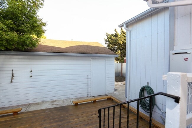Building Photo - Remodeled 3bed 2 bath Single Family home