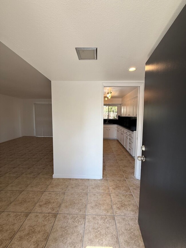 Building Photo - Charming 2-Bedroom, 2-Bathroom Home in 55 ...