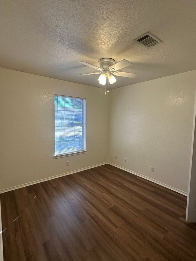 Building Photo - 3 bedrooms PLUS Bonus Room