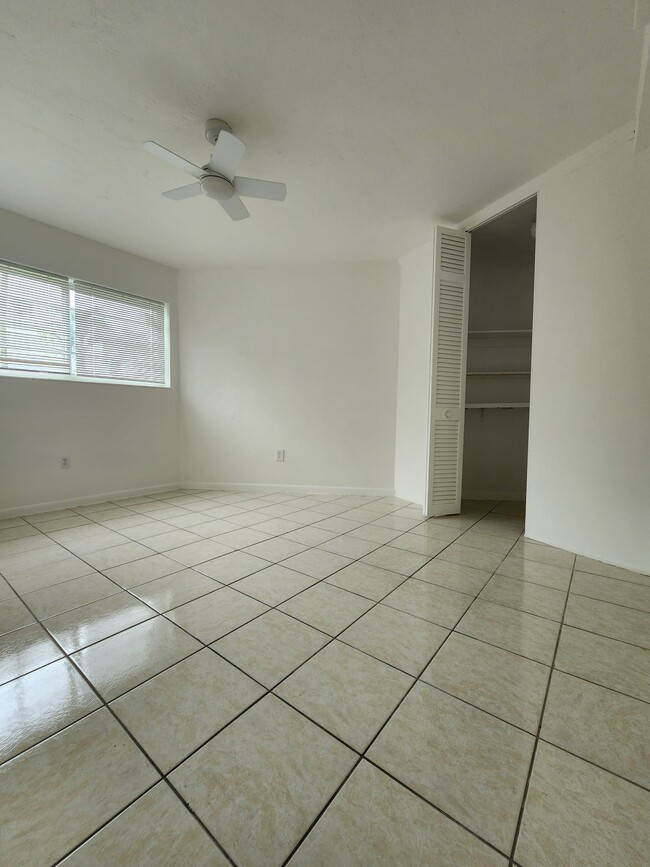 Building Photo - 1671 NE Miami Gardens Dr