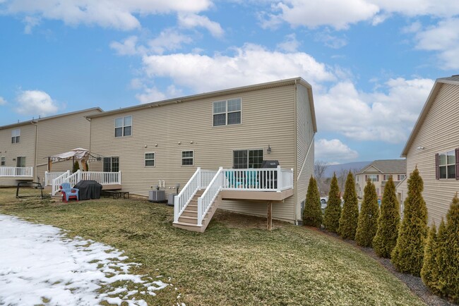 Building Photo - 4 bedroom townhome
