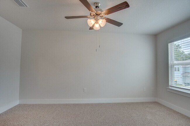 Building Photo - Spacious North Pensacola Townhome Featuring Modern Finishes, Granite Kitchen, Private Garage, Com...