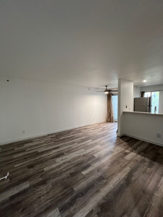 Building Photo - 1 Bedroom-1 Bathroom Single Story Apartmen...