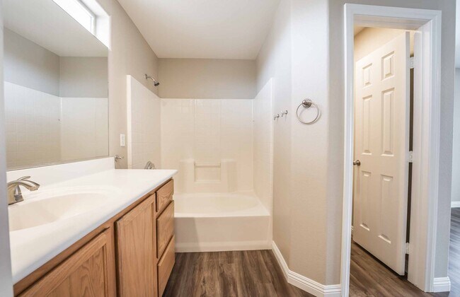 Building Photo - 3 BEDROOM HOUSE WITH OPEN FLOOR PLAN !!