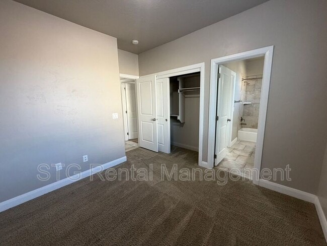 Building Photo - 469 E Barcelona Dr