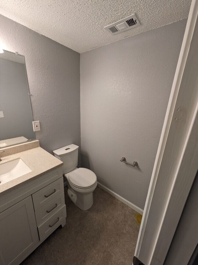 Building Photo - 307 NE Timbercreek Dr