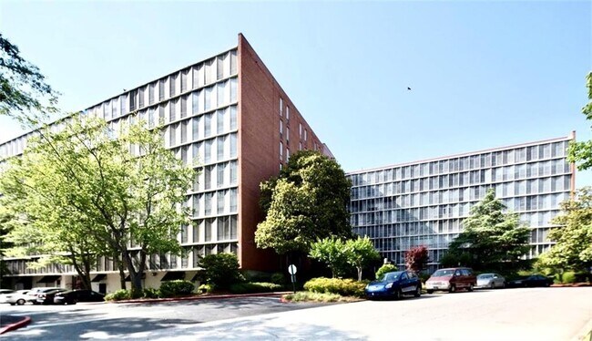 Building Photo - 3060 Pharr Ct N Northwest