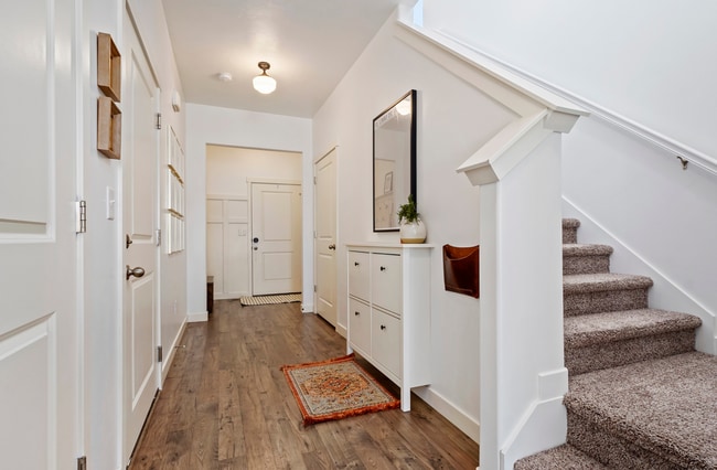 Building Photo - 437 S Burr Oak Ln