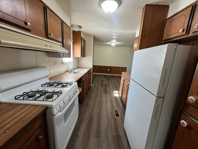 Building Photo - Low Traffic Street-Small Pet Family Member...