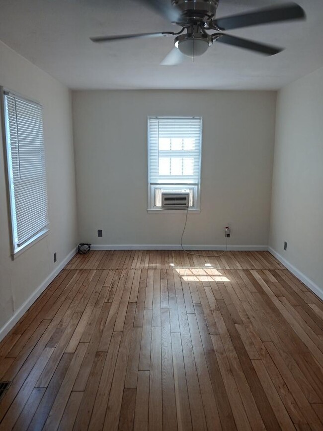 Living area with plenty of natural light - 32 Duquesne Ave