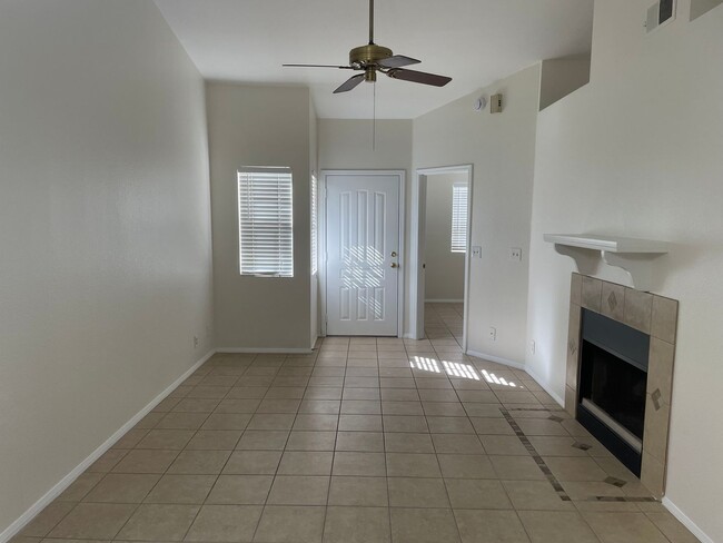 Building Photo - **EXCELLENT 2br/2ba/2carport TOWNHOUSE (GU...