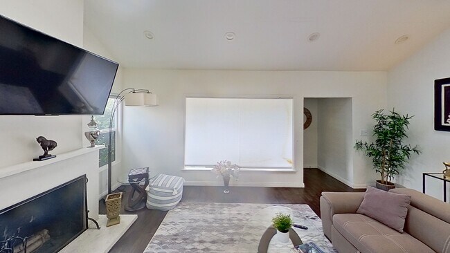 Building Photo - 15153 La Maida St