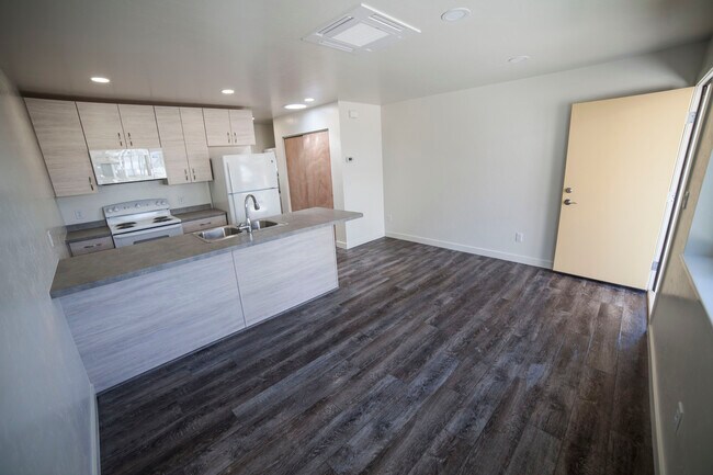 Building Photo - 316 S Ute Ave