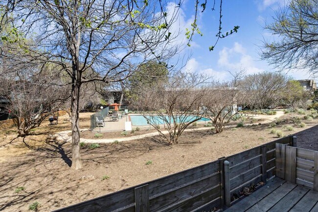 Building Photo - 1304 Mariposa Dr