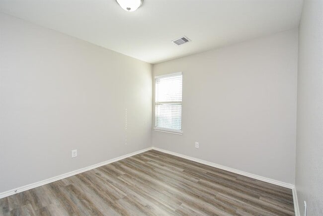 Building Photo - 946 Oak Falls Dr