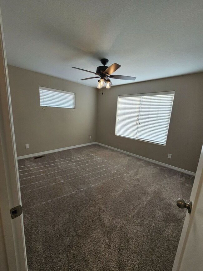 Building Photo - Beautiful 5 Bedroom, 3.5 Bath, 4 Car Garag...