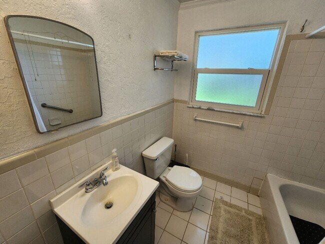 Building Photo - Quaint 1 bed 1bath Apartment