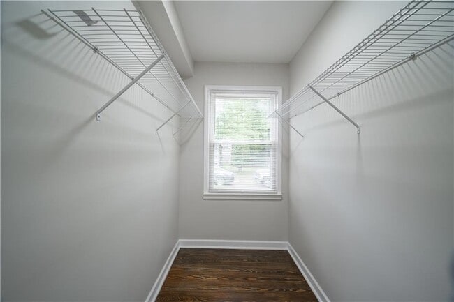 Building Photo - 2137 Delowe Dr