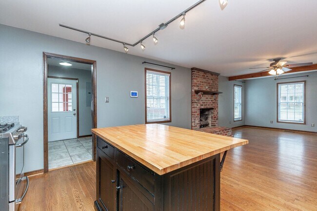 Building Photo - Serene Living in Chesterfield